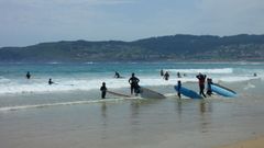 Escolares de 4� de Primaria de Valdovi�o participaron el lunes en una sesi�n de surf en A Cristina.