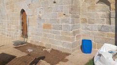 Una de las catas arqueol�gicas en la ermita de A Lanzada