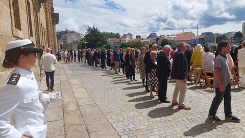 Los participantes en el acto antes de dirigirse al lugar de jura de bandera