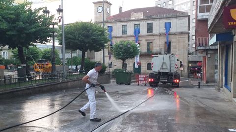 Los técnicos de la Concellería de Benestar Comunitario e Servizos Públicos do Carballiño en las tareas de limpieza tras la Festa do Pulpo.