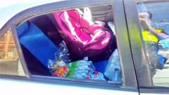 La Polic�a rescata a una ni�a de dos a�os encerrada en un coche a pleno sol