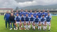 La plantilla mindoniense, antes de un partido esta temporada en el Vi�as da Veiga.