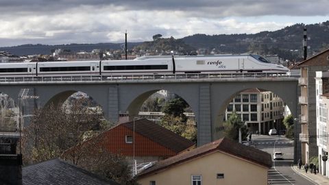 El AVE circulando por el viaducto del Mio, en Ourense
