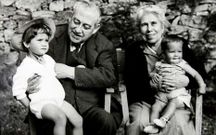 Maya, a la izquierda, con su hermana Ana, las dos primeras nietas del pintor Fernando �lvarez de Sotomayor y Zaragoza.