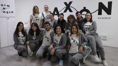 Doce de los profesionales que integran el equipo de la Cl�nica Ax�n