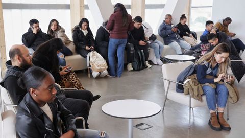 Colombianos en el gora para realizar trmites burocrticos en el consulado mvil.