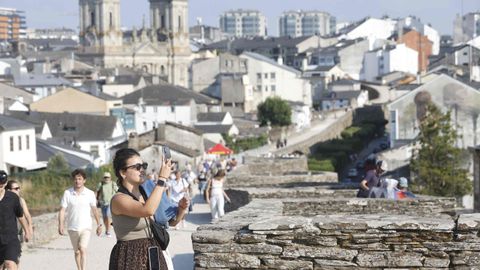 Gente esperando al eclipse en la muralla de Lugo