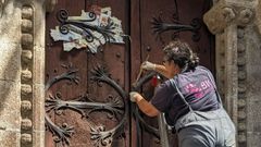 Trabajos de restauracin de la puerta de Vilar de Donas