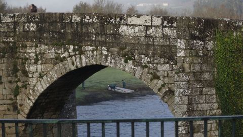 En el puente medieval de Pontevea (Teo) apareci una nota manuscrita con el nombre del desaparecido junto a su abrigo, sus gafas y su calzado