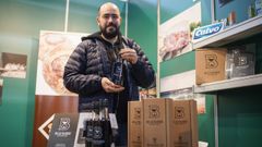 Jorge hace el licor caf� de Bello Blanco, elaborado con uva de Valdeorras