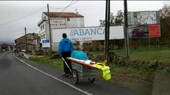 Curiosa forma de remolcar una tabla de surf por la nacional N-550