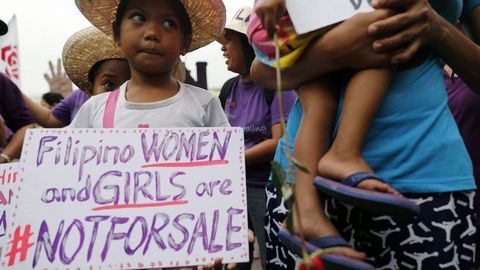 Una ni�a filipina sostiene una pancarta durante una manifestaci�n para conmemorar el D�a Internacional de la Mujer en Manila