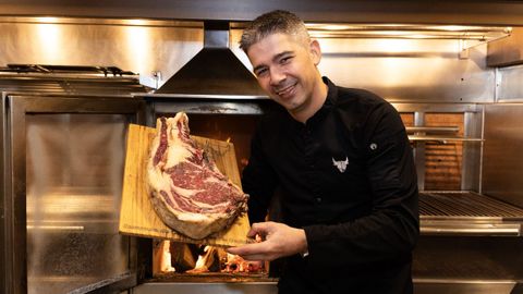 El responsable del negocio carballés, Marcos Seoane, posa con la carne que ofrecen en noviembre