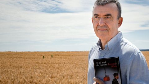 Lorenzo Silva posa con un ejemplar de la �ltima entrega �noir� de Bevilacqua y Chamorro