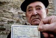 Jes�s Gonz�lez, el a�o pasado, con el DNI que recoge la fecha de su nacimiento.