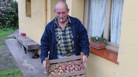 Jos� Loch� muestra una caja de patatas cultivadas en Montiana