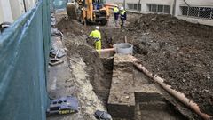 Aparecen nuevos restos arqueol�gicos en las obras de peatonalizaci�n de Quiroga Ballesteros