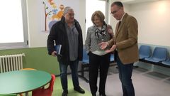 El consejero de Salud, Pablo Fern�ndez Mu�iz, junto a la alcaldesa, Mariv� Monteser�n, y el gerente del �rea sanitaria III, Ricardo de Dios, en el consultorio perif�rico de La Carriona tras su reforma integral