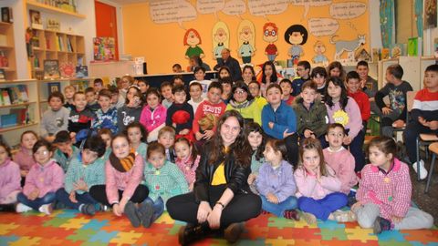 La cooperante Leticia Send�n habl� a los ni�os del CEIP Vilarmide-Eduardo Noya (Mux�a) de sus experiencias en Marruecos y Senegal