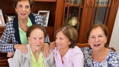 Josefa Valeiras Corral, Pepita, (primera izda. sentada) es la nueva centenaria de O Carballi�o.