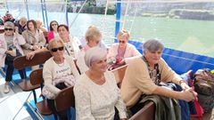 Pasajeros en el catamar�n que cubre la ruta de la Ribeira Sacra del Mi�o, con base en el embarcadero de Belesar, en O Savi�ao