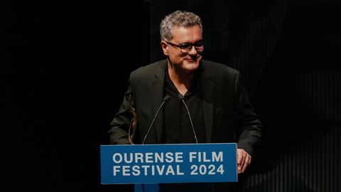 El guionista, director y escritor Carlos Montero, al recibir el Premio OUFF Ourense.