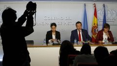 El consejero y portavoz del Principado, Guillermo Mart�nez, entre las consejeras de Hacienda y de Servicios y Derechos Sociales, Dolores Carcedo y Pilar Varela.El consejero y portavoz del Principado, Guillermo Mart�nez, entre las consejeras de Hacienda y de Servicios y Derechos Sociales, Dolores Carcedo y Pilar Varela