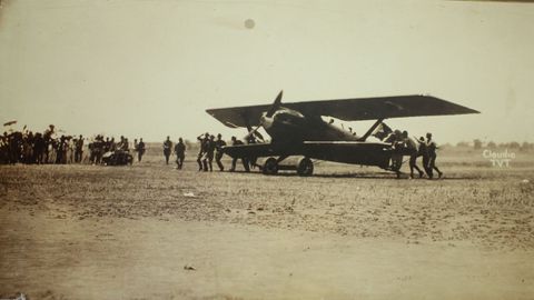 Avi�n de Gallarza y Loriga cuando aterrizaron en Manila, completando la haza�a