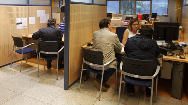 Imagen de archivo de contribuyentes en una oficina gallega de la Agencia Tributaria