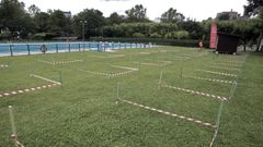 Hay alrededor de cien parcelas acotadas alrededor de las tres piscinas del club, cada una para un m�ximo de dos adultos y un ni�o