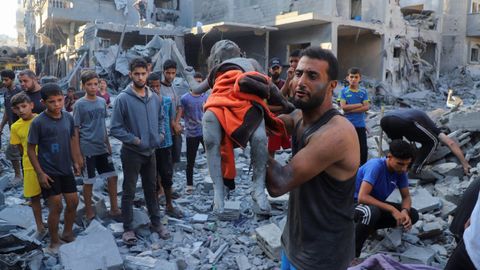 Un palestino muestra el cadáver de un niño de corta edad en Ciudad de Gaza.