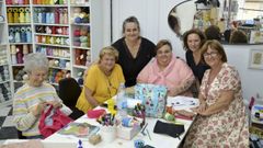 Cristina Mart�nez con sus alumnas en Con dos ovillos.