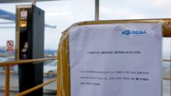 Cartel avisando del incremento de la tarifa del abono mensual en el aparcamiento privado de Aparcisa en el Hospital de A Coru�a (Chuac)
