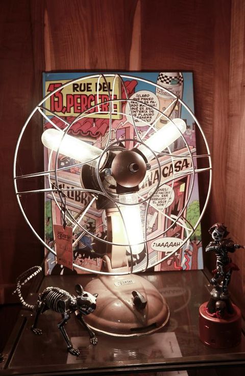 Una lámpara hecha a partir de un ventilador