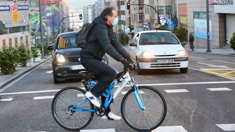 Entrega de mascarillas por las calles de Vigo