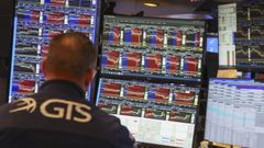 Un operador trabajando en el parqu� de la Bolsa de Nueva York en una imagen de archivo