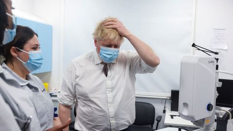 El primer ministro brit�nico, Boris Johnson, este martes, durante su visita a un hospital de Londres