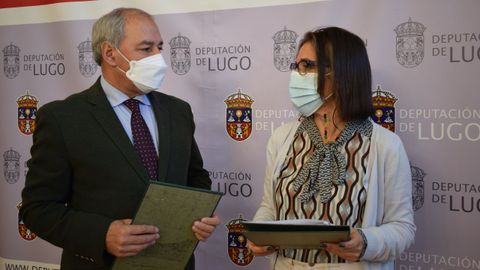 Jos� Tom� Roca, presidente de la Diputaci�n de Lugo, y Mar�a Dolores Somoza, presidenta de Uniatramc (Uni�n de Traballadores Aut�nomos do Transporte, o Mar e as Comunicaci�ns de Galicia), renovando el convenio
