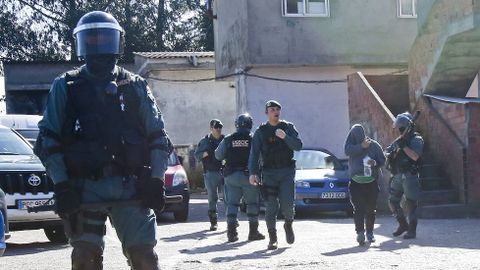 Operativo antidroga de la Guardia Civil en el poblado de O Vao