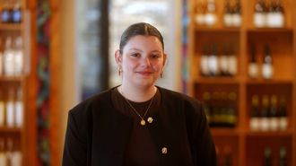 Elisa Conde tras el mostrador de la oficina de turismo de Monforte