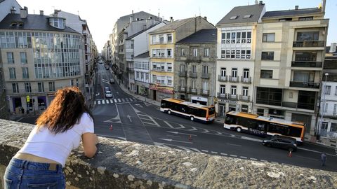 Contraste de edificios nuevos y viejos en la Ronda da Muralla junto a la avenida da Corua