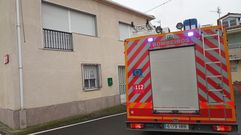 Los bomberos, delante de la casa en la que se produjo el rescate