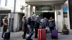 Viajeros accediendo a un hotel en Lugo.