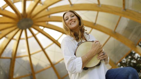 Fransy Gonz�lez, baixo a c�pula do parque central de Arteixo