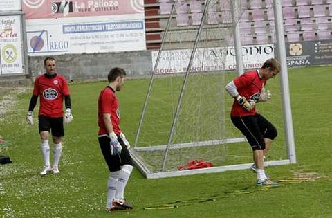 Jos� Juan, Yebra y Yoel, durante la sesi�n de entrenamiento de porteros de ayer.