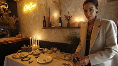 Alma L�pez mostr� su colecci�n de piezas de alta bisuter�a, entre ellas sus populares collares-abanico, en el local Le Cuc� petit bistrot de la calle Damas de A Coru�a.