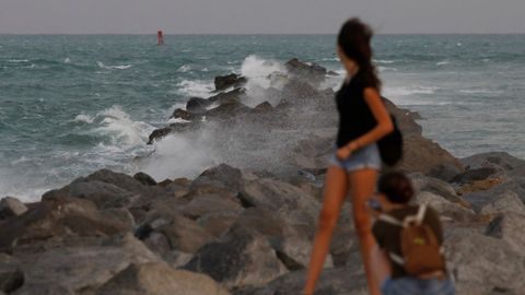 Una turista posa para una fotograf�a en South Beach.