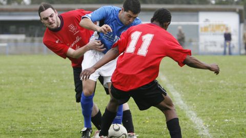 Un derbi cervense entre el Cervo (de azul) y el San Rom�n en el 2008.