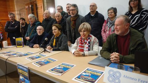 Integrantes del Foro Cidadn polo Ferrocarril durante la rueda de prensa ofrecida el sbado en el Ateneo Ferroln.