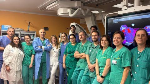 Los cardi�logos Diego P�rez, Irene Valverde y Mar Gonz�lez Vasserot, con el jefe de servicio de Anestesiolog�a, Fernando Cos�o; el doctor del HUCA Jos� Rub�n, y el personal de Enfermer�a